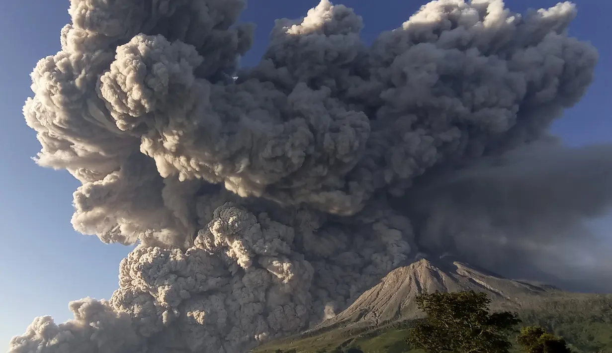 Gunung Sinabung memuntahkan material vulkanik saat terjadi letusan di Karo, Sumatera Utara, Selasa (2/3/2021).  Saat ini, Gunung Sinabung, berada pada Level III atau Siaga. (AP Photo/Sastrawan Ginting)