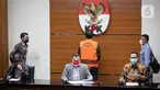 Ketua KPK Firli Bahuri menghadirkan tersangka Wakil Ketua DPR Azis Syamsuddin saat konferensi pers di Gedung KPK Jakarta, Sabtu (25/9/2021). KPK resmi menahan Azis Syamsuddin sebagai tersangka kasus dugaan suap penanganan perkara di Kabupaten Lampung Tengah (Liputan6.com/Faizal Fanani)