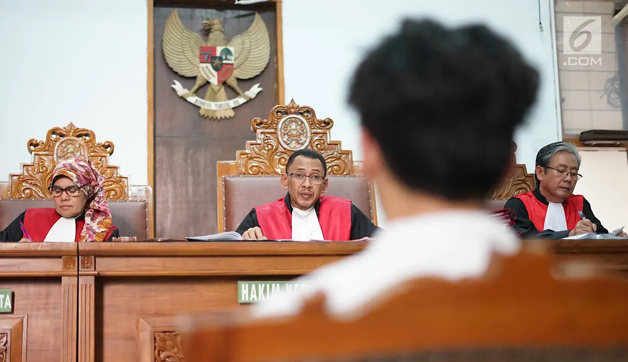 Majelis Hakim memimpin jalannya sidang perdana kasus dugaan penyalahgunaan narkoba Jefri Nichol di PN Jakarta Selatan, Senin (9/9/2019). Sidang perdana tersebut dengan agenda pembacaan dakwaan kepemilikan narkotika jenis ganja yang dimiliki Jefri Nichol. (Liputan6.com/Immanuel Antonius)
