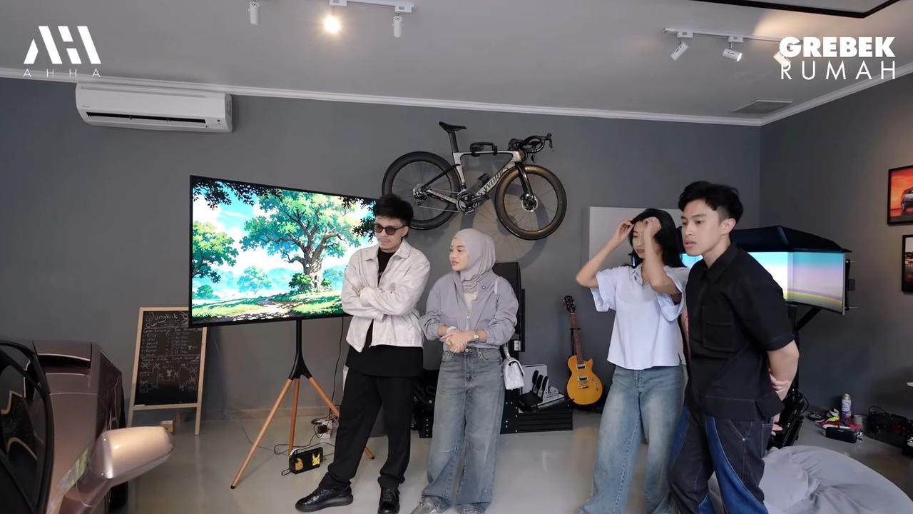 5 Potret Garasi Sekaligus Gaming Room Mewah Sangun Ragahdo Anak Henry Yosodiningrat, Ada Simulator Balap Mobil Hingga Lamborghini