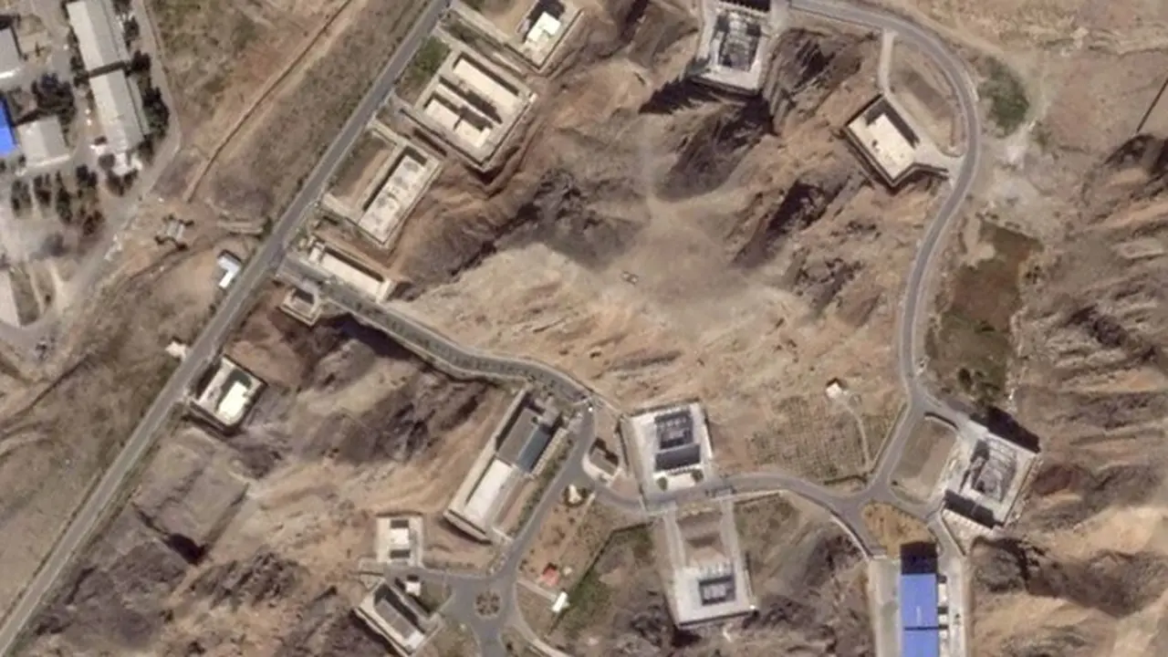 Gambar satelit yang disediakan Planet Labs PBC menunjukkan fasilitas pembuatan bahan bakar rudal padat di sekitar Shahroud, Iran, usai serangan Israel pada 25 Juni 2025.