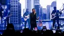 Penyanyi Tulus tampil pada konser yang bertajuk “Tulus Tur Manusia 2023" di Jiexpo Kemayoran, Jakarta Pusat, Jumat (3/3/2023). Dalam konser tersebut, Tulus membawakan sejumlah lagu diantaranya Hati-Hati di Jalan, Monokrom, dan Sepatu. (Liputan6.com/Faizal Fanani)