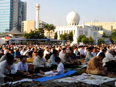 Ribuan umat muslim menunaikan ibadah salat Idul Fitri 1 Syawal 1436 H di Masjid Agung Al Azhar Jakarta, Jumat (17/7/2015). Warga juga memadati halaman masjid untuk bersama-sama menunaikan salat Id. (Liputan6.com/Yoppy Renato)