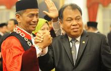Mengingat Kembali 'Pedasnya' Dissenting Opinion Hakim MK Saldi Isra & Arief Hidayat di Putusan Batas Usia Cawapres