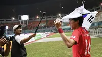 Selebrasi pesepak bola Korea Selatan Ui Jo Hwang setelah meraih medali emas Asian Games 2018 di Stadion Pakansari, Jawa Barat, Sabtu (1/9/2018). ANTARA FOTO/INASGOC/Dhemas Reviyanto/Sup/18