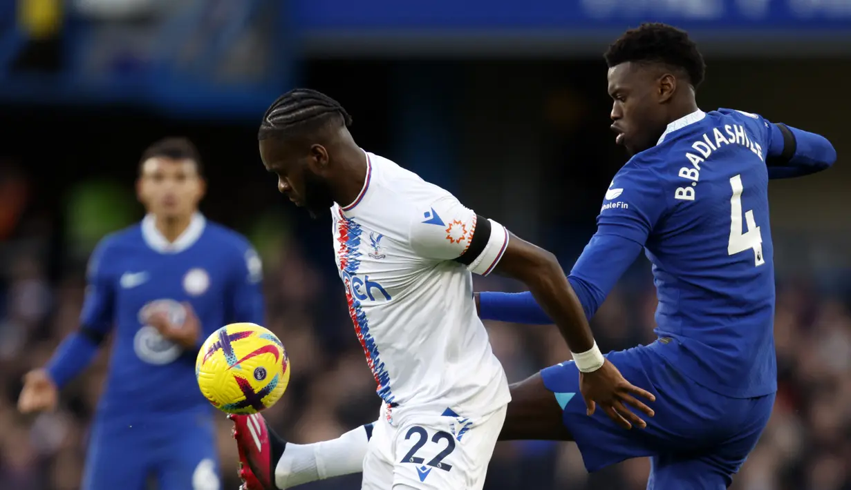 Penyerang Crystal Palace, Odsonne Edouard berebut bola dengan bek Chelsea, Benoit Badiashile pada pertandingan lanjutan Liga Inggris di Stadion Stamford Bridge di London, Minggu (15/1/2023). Chelsea menang tipis atas Crystal Palace dengan skor 1-0. (AP Photo/David Cliff)