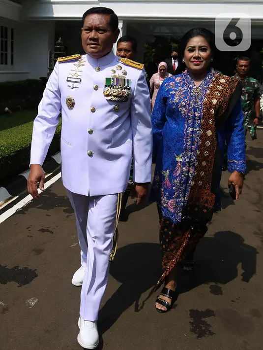 Kepala Staf Angkatan Laut (KSAL) Laksamana TNI Yudo Margono beserta istri Veronica Yulis Prihayati berangkat untuk mengikuti pelantikan sebagai Panglima TNI dari rumah dinas di Jakarta, Senin (19/12/2022). KSAL Laksamana TNI Yudo Margono berangkat menuju ke Istana Presiden untuk melaksanakan pelantikan sebagai Panglima TNI. (Liputan6.com/Herman Zakharia)