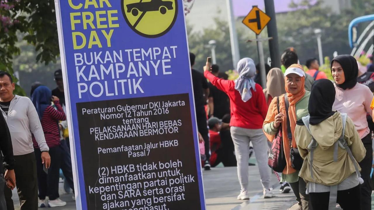 Sebuah banner berisi peringatan larangan kampanye politik menghiasi suasana Hari Bebas Kendaraan Bermotor atau Car Free Day (CFD) di Kawasan Bundaran HI, Jakarta, Minggu (19/11/2023).