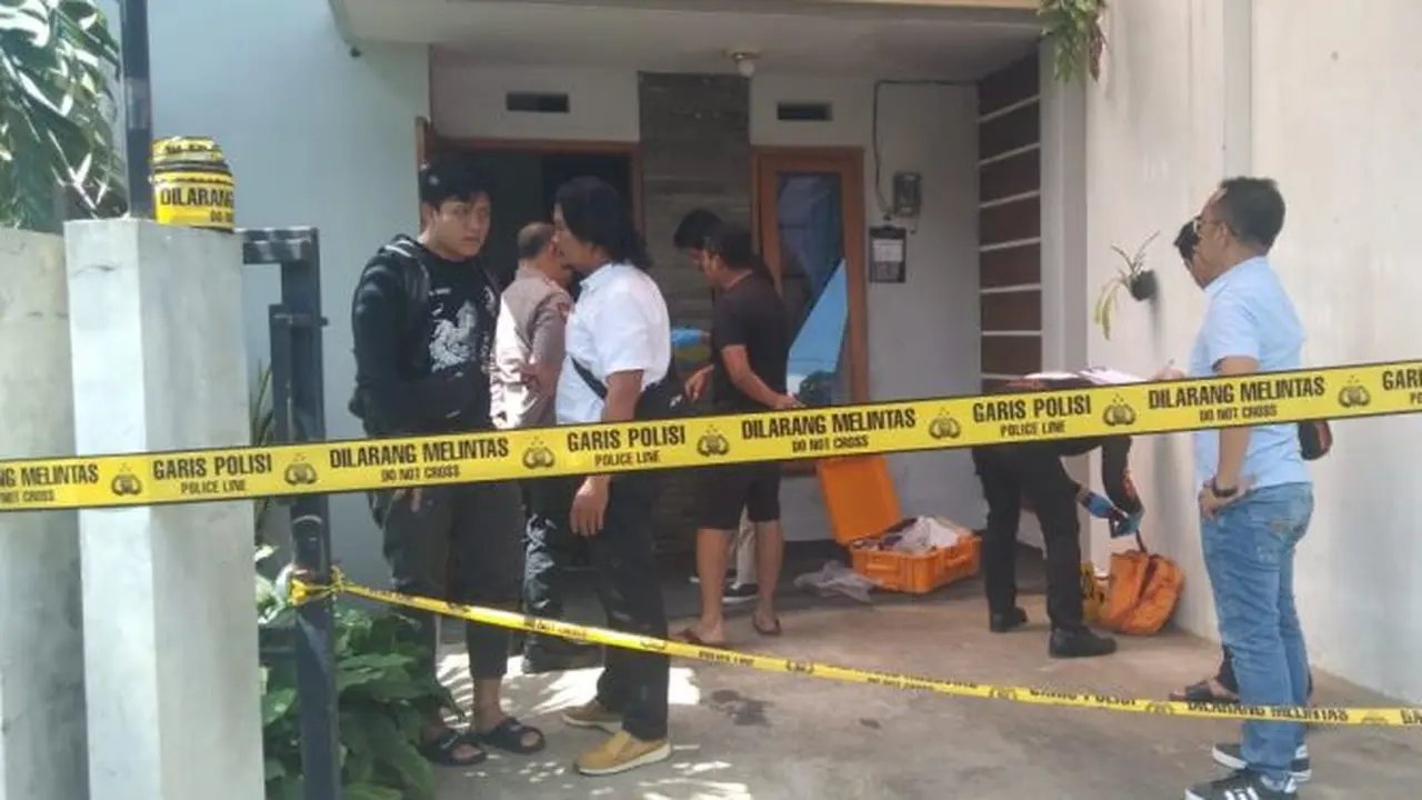 Rumah dimana satu keluarga ditemukan tewas diduga bunuh diri di Malang. (Foto: tribratanews)