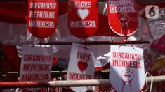 Salah satu pernak-pernik menyambut HUT Kemerdekaan RI di Pasar Mester Jatinegara, Jakarta, Selasa (8/8/2023). (Liputan6.com/Herman Zakharia)