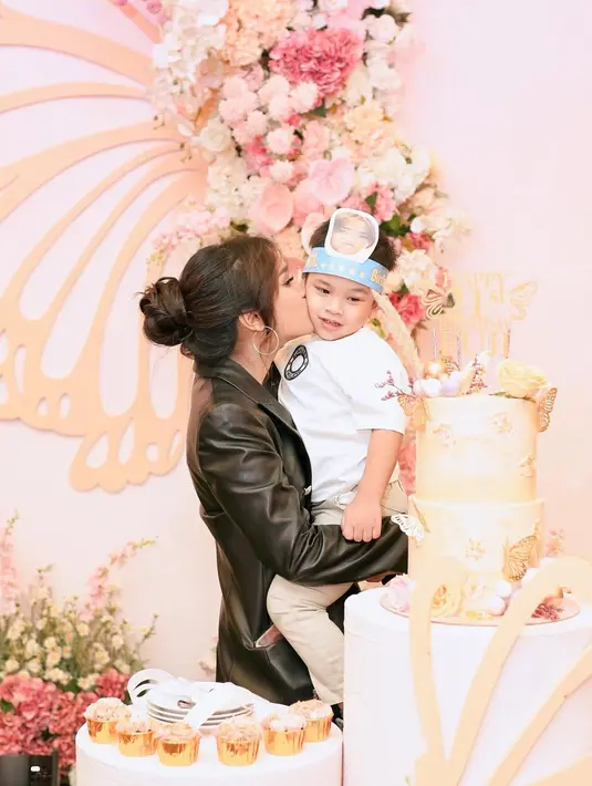 Di hari ulang tahunnya, Fuji juga sempat berfoto bersama Gala. Ia mengenakan outfit serba hitam; tank top, dipadukan dengan oversized blazer dan mini skirt dari kulit berwarna hitam. [Foto: Instagram/fuji_an]