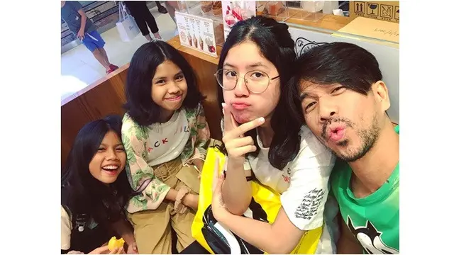 Ariyo Wahab dan ketiga putrinya seperti teman sebaya