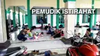 Pantauan Liputan6.com, Senin (11/7/2016), Mesjid di sepanjang jalan Indramayu, masih dipenuhi para pemudik. Salah satunya, Mesjid Ra AT-Taubat, yang terletak di jalan raya Karanganyar.