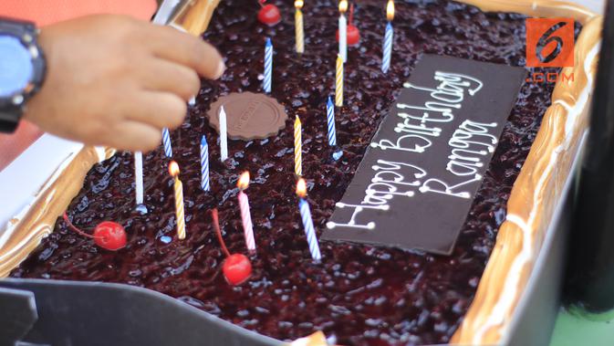 Kue keju berukuran besar dengan lilin menyala merupakan hadiah untuk calon Paskibraka Nasional 2019 dari Jawa Barat, Rangga, yang hari ini genap berumur 16 tahun (Liputan6.com/Aditya Eka Prawira)