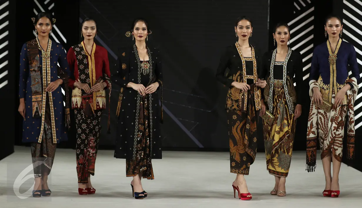 Sejumlah model mengenakan busana rancangan Era Soekamto  dalam pagelaran The Iconic Women Senayan City Fashion Nation ke-11, Jakarta, Rabu (12/4). (Liputan6.com/Herman Zakharia)