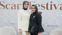 Citra Kirana&nbsp;berpose bersama founder Klamby, Nadine Gaus, di Klamby Scarf Festival di bilangan Jakarta Selatan, 5 Juli 2023. (dok. Wearing Klamby)