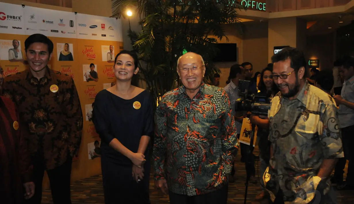 Pengusaha asal Sumatera Barat, Sofjan Wanandi (ketiga dari kiri), menghadiri acara nonton bareng film Tabula Rasa di Jakarta, (15/9/2014). (Liputan6.com/Helmi Fithriansyah)