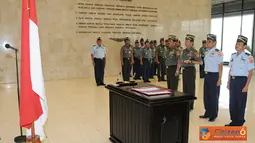 Citizen6, Jakarta: Panglima TNI Laksamana TNI Agus Suhartono menerima pelaporan Korps Sertijab bertempat di Ruang Hening Mabes TNI Cilangkap  Jakarta, Jumat (21/9). (Pengirim: Badarudin Bakri).