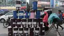 Berbagai macam model bedug terlihat  di Jalan KH Mas Mansyur, Tanah Abang, Jakarta, Kamis (31/5). Memasuki pertengahan bulan Ramadan, penjualan bedug mengalami peningkatan. (Liputan6.com/Arya Manggala)