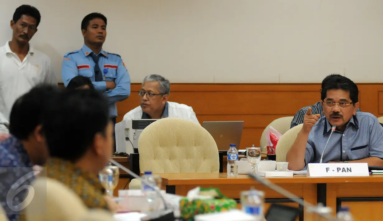 Anggota F-PAN, Nasril Bahar (kanan) memberikan pertanyaan kepada Dirut JICT, Dani Rusli saat sidang pansus angket Pelindo II di Gedung DPR Jakarta, Rabu (25/11/2015). Sidang meminta keterangan dari tiga pejabat JICT. (Liputan6.com/Helmi Fithriansyah)