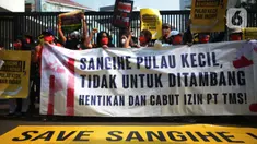 Warga pulau kecil Sangihe melakukan unjuk rasa di depan gedung Dirjen Minerba ESDM, Jakarta, Kamis (7/7/2022). Aksi menuntut untuk  memperjuangkan hak  atas ruang hidup dari pertambangan emas PT. TMS yang melakukan pertambangan emas, secara legalitas tidak lagi memiliki ijin operasi pertambangan lingkungan pulau Sangihe. (merdeka.com/Imam Buhori)