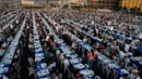 Warga Lebanon beserta yatim piatu dan pengungsi Suriah  berkumpul di sekitar meja-meja Iftar di Beirut Waterfront, Lebanon (9/6). Sebuah organisasi amal Lebanon menggelar buka puasa Ramadan dengan meja terpanjang di dunia. (AP Photo / Hussein Malla)