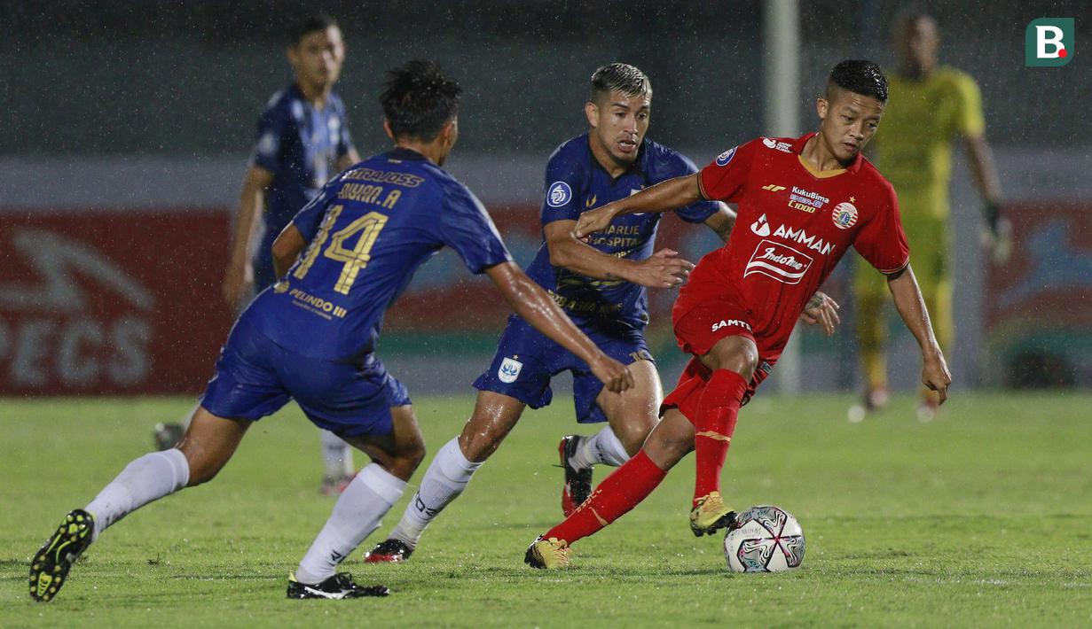 Bek Persija Jakarta, Ilham Rio Fahmi (kanan) berusaha melewati pemain PSIS Semarang dalam laga pekan kedua BRI Liga 1 2021/2022 di Indomilk Arena, Tangerang, Minggu (12/9/2021). Kedua tim bermain imbang 2-2. (Foto: Bola.Com/M. Iqbal Ichsan)