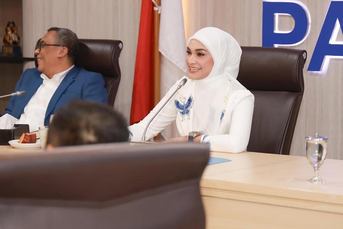 Potret Putri Zulhas saat Pimpin Rapat, Auranya Berkharisma