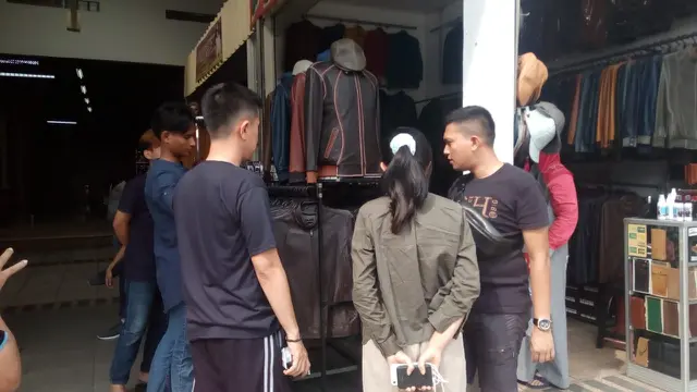 Tiga orang pengunjung tengah mengamati produk jaket kulit Sukaregang, di salah satu gerai toko kulit Sukaregang, Garut, Jawa Barat