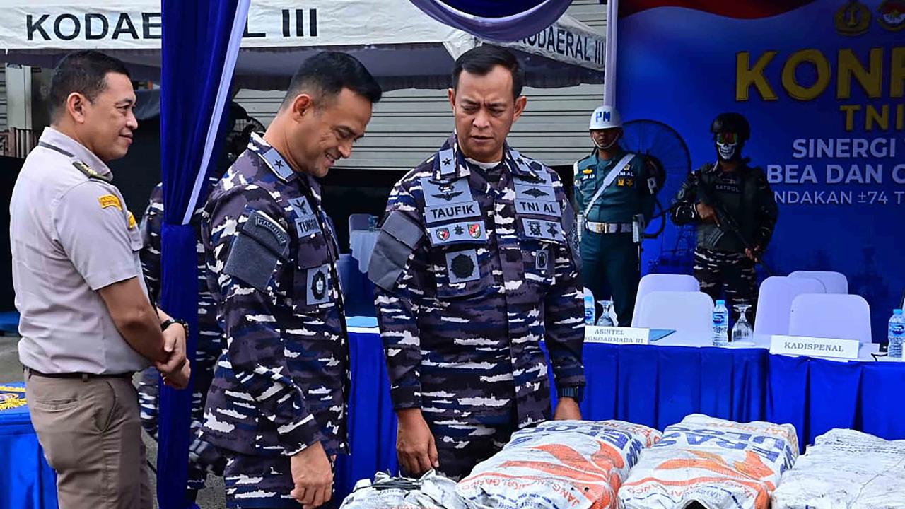 FOTO: TNI AL Gagalkan Penyelundupan Arang Bakau Puluhan Ton di Tanjung Priok
