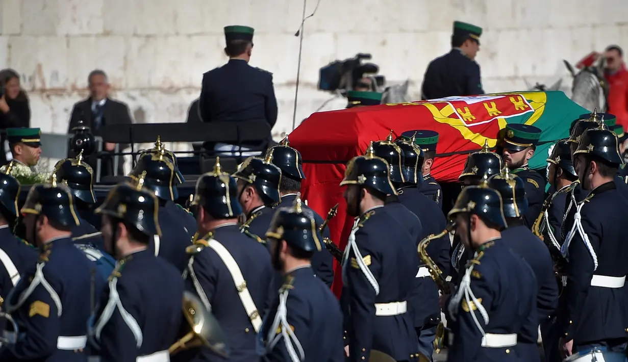 Upacara pemakaman mendiang mantan Presiden Portugal, Mario Soares sebelum dikebumikan, Lisbon, Portugal (9/1). Soares dirawat di rumah sakit di Lisbon pada 13 Desember sebelum akhirnya menghebuskan nafas terakhirnya. (AFP/Patricia De Melo Moreira)
