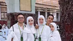 Tak hanya Nia Ramadhani, sang anak Mikhayla Zalindra Bakrie juga tak luput dari sorotan. Ia tampak begitu menawan dalam balutan hijab. Bahkan tak sedikit yang dibuat pangling dengan pesona cantik Mikhayla saat mengenakan hijab.(Liputan6.com/IG/@ramadhaniabakrie)