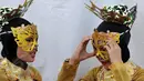 Para penari topeng merapikan topengya sebelum pentas di acara pembukaan  kegiatan Muhammadiyah Expo 2015, Jakarta, Kamis (28/5/2015). 250 gerai pameran dari pelaku usaha kecil menengah binaan Muhammadiyah di tampilkan. (Liputan6.com/Johan Tallo)