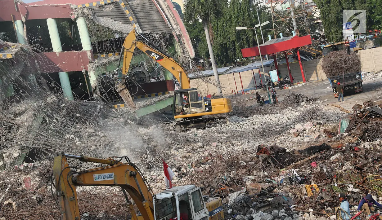 Alat berat merobohkan bangunan Pasar Senen yang terbakar di Jakarta, Senin (11/9). Pemprov DKI menyiapkan anggaran sebesar Rp116,9 miliar untuk revitalisasi Pasar Senen Blok I dan Blok II yang terbakar pada Januari 2017. (Liputan6.com/Immanuel Antonius)