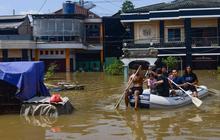 FOTO: Banjir Luapan Kali Angke, Pemuda Tangerang Bahu-Membahu Evakuasi Warga