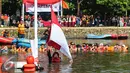 Pelajar dan mahasiswa mengibarkan bendera merah putih dalam rangka HUT Kemerdekaan RI ke 71, di Setu Tujuh Muara, Pamulang, Tangerang Selatan, Rabu (17/08). Kegiatan ini dalam rangka mengenang jasa para pahlawan. (Liputan6.com/Fery Pradolo)
