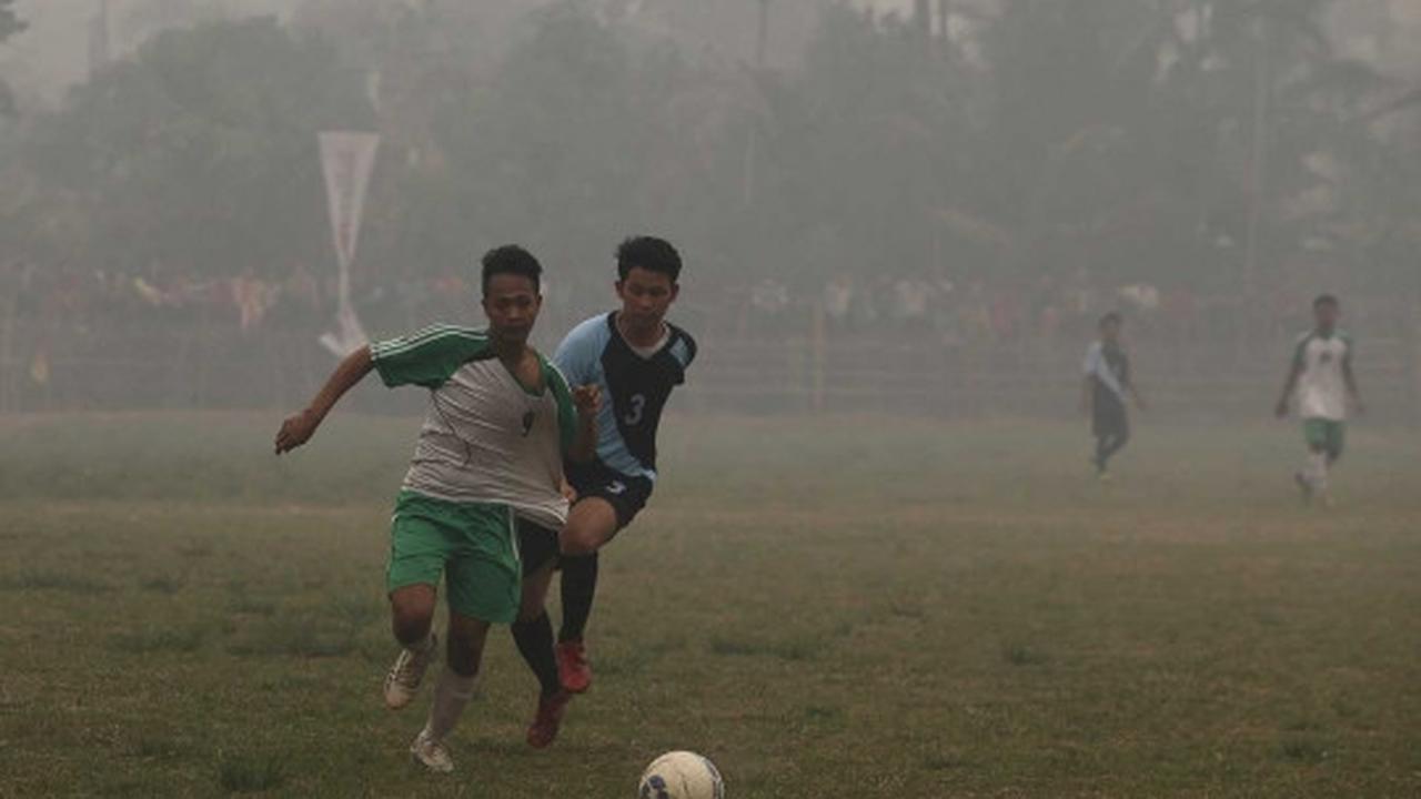 Berkompetisi sepakbola di tengah pekatnya kabut asap Jambi