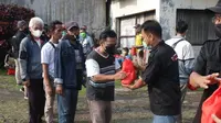 Sahabat Ganjar kembali melakukan aksi sosial dengan menyalurkan paket sembako kepada masyarakat terdampak pandemi Covid-19 di Provinsi Jawa Barat. Kegiatan ini diberi nama 'Sahabat Ganjar Susur Tanah Sunda'. (Istimewa)