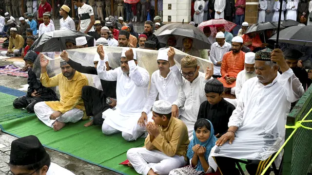 Umat Muslim India Sholat Idul Adha 2023 di Bawah Guyuran Hujan