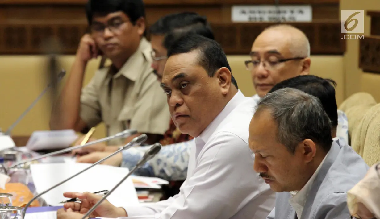 Menteri Pemberdayaan Aparatur Negara dan Reformasi Birokrasi Syafruddin (tengah) saat rapat kerja dengan Komisi II DPR di Jakarta, Selasa (30/10). Rapat membahas rekruitman Calon Pegawai Negeri Sipil (CPNS) dan tenaga honorer. (Liputan6.com/JohanTallo)