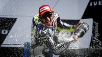Pembalap tim Movistar Yamaha MotoGP Valentino Rossi merayakan di podium setelah memenangkan MotoGP Belanda di Assen pada 29 Juni 2013. Valentino Rossi resmi memutuskan untuk pensiun dari MotoGP. Pria Italia itu tidak akan membalap lagi di musim 2021. (AFP/Catrinus Van Der Veen/ANP)