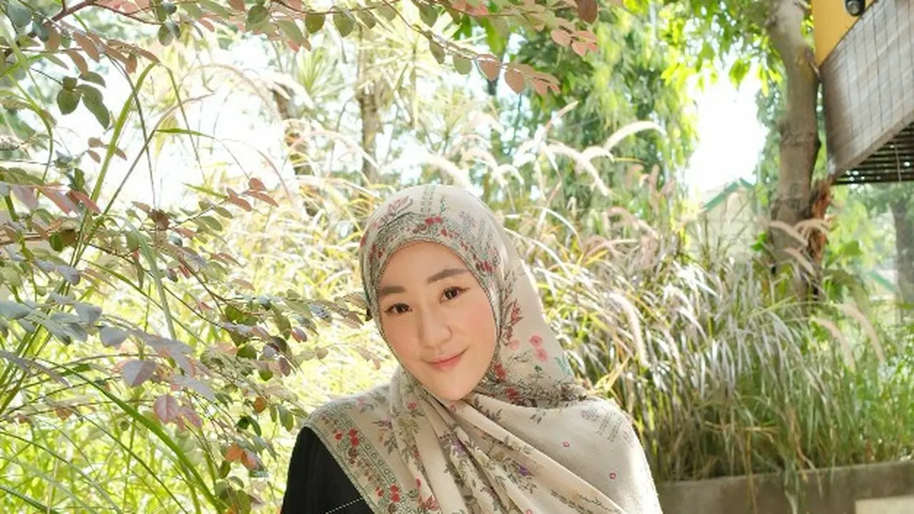 Potret Larissa Chou Menawan dengan Hijab Motif