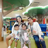 Anissa Aziza, Raditya Dika, dan Asa pergi menyaksikan penampilan Alea di acara Madagascar A Musical Adventure Jr. (instagram/anissaaziza)