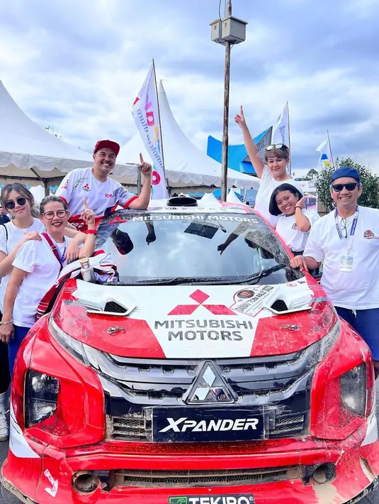 Raih kemenangan dalam APRC Rally Danau Toba 2022 bersama tim dan keluarga, Rifat Sungkar pun mengabadikan kemenangannya ini dalam media sosial Instagram. Selain jadi pembalap, saat ini nama Rifat Sungkar menjadi salah satu influencer dalam dunia otomotif yang banyak menjadi panutan.  (Liputan6.com/IG/@sysiio)