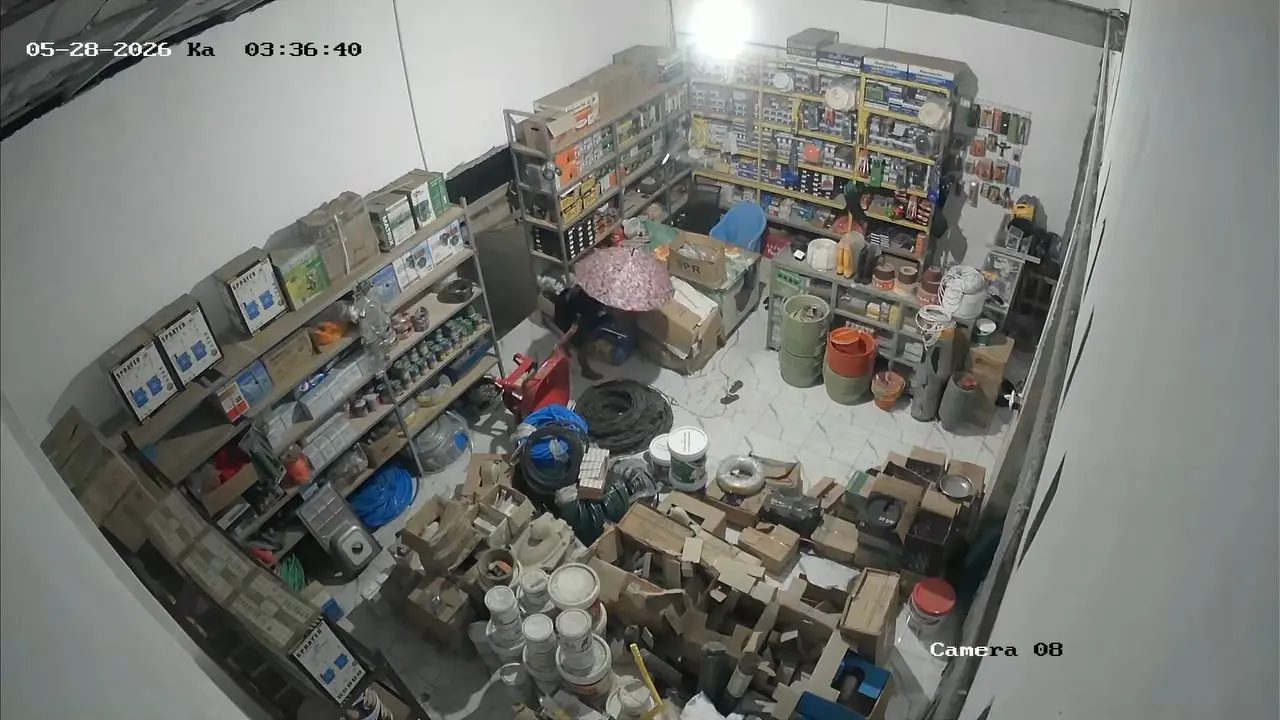 Viral CCTV Maling Berpayung Merah Muda di Lampung, Polisi Ungkap Komplotan Spesialis 30 TKP
