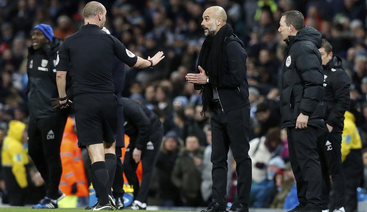 Pelatih Manchester City, Pep Guardiola melakukan protes kepada wasit saat timnya menjamu West Bromwich pada lanjutan Premier League di The Etihad Stadium, Manchester, (31/1/2018). Manchester City menang 3-0. (Martin Rickett/PA via AP)