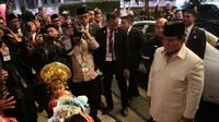Didampingi Didit, Prabowo Disambut Hangat Anak-Anak WNI saat Tiba di Malaysia
