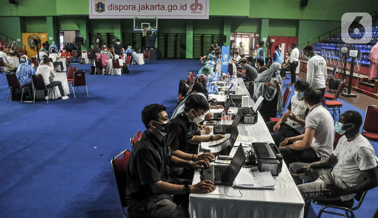 Pencari suaka mengikuti rangkaian pemeriksaan kesehatan sebelum vaksinasi COVID-19 Sinopharm di GOR Bulungan, Kebayoran Baru, Jakarta, Kamis (7/10/2021).  Vaksinasi tahap pertama untuk pencari suaka di Jakarya yang dimulai hari ini tersedia untuk 600 orang. (merdeka.com/Iqbal S. Nugroho)