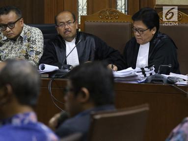 Terdakwa dugaan korupsi pengadaan e-KTP, Irvanto Hendra Pambudi (kiri) menyimak keterangan saksi pada sidang lanjutan di Pengadilan Tipikor, Jakarta, Selasa (18/9). Sidang mendengar keterangan enam saksi. (Liputan6.com/Helmi Fithriansyah)