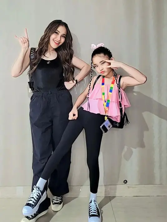 Sementara di hari kedua, Ayu Ting Ting dan putrinya memilih tampilan yang santai namun tetap stylish. @ayutingting92.